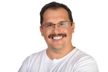 Obraz premium Portret uśmiechnięty mężczyzna w średnim wieku z wąsem