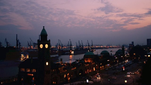 Hamburg an den Landungsbruecken in der abendstimmung