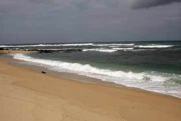 Traumstrand mit Regenwolken