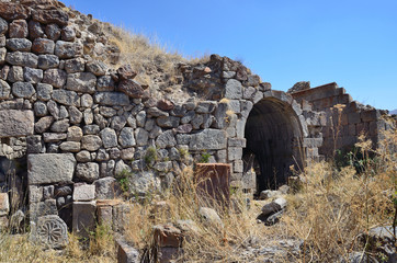 Руины построек и хачкары 5-7 веков в Тсахацкар в Армении