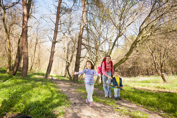 Fototapeta premium Family enjoying in the forest