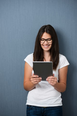 Fototapeta premium teenager schaut auf tablet-pc