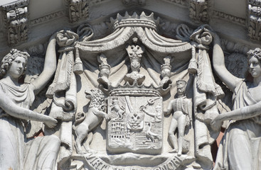 Fototapeta na wymiar Bas-relief on the facade of palace