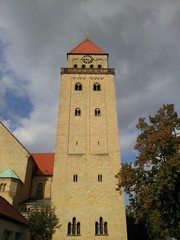 Fototapeta na wymiar Ein Kirchturm in Osnabrück