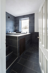 blick in ein modernes bad mit whirlpool