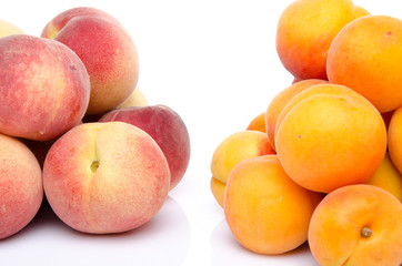 Fototapeta na wymiar Heaps of peaches and apricots