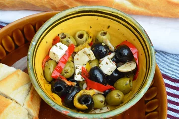 Foto auf Glas Eine Schüssel Oliven mit Baguette. © trinetuzun