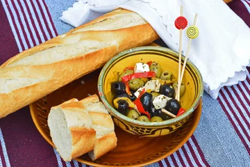 Tragetasche Een schaaltje olijven met stokbrood. © trinetuzun