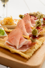Antipasto di salumi , gnocco fritto e verdure, close-up