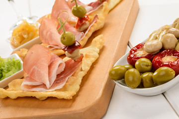 Antipasto di salumi , gnocco fritto e verdure, close-up