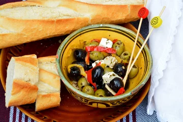 Fototapeten Eine Schüssel Oliven mit Baguette. © trinetuzun