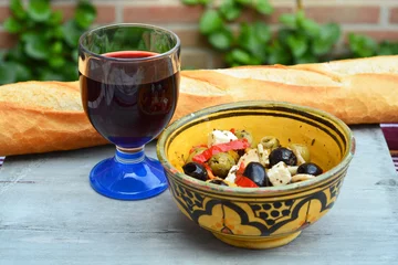 Fototapeten Eine Schüssel Oliven mit Baguette und Rotwein. © trinetuzun