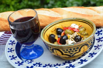 Tischdecke Eine Schüssel Oliven mit Baguette und Rotwein. © trinetuzun