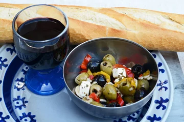 Foto auf Acrylglas Een schaaltje olijven met stokbrood en rode wijn. © trinetuzun