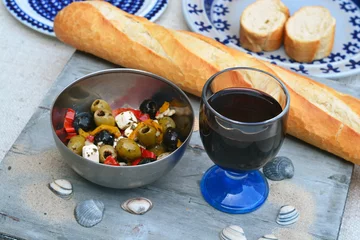 Rollo Eine Schüssel Oliven mit Baguette und Rotwein. © trinetuzun