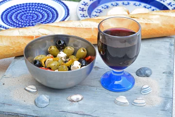 Tapeten Een schaaltje olijven met stokbrood en rode wijn. © trinetuzun