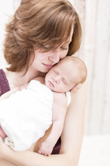 Obraz na płótnie Canvas junge Frau kuschelt mit Neugeborenem