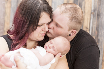 Newborn Eltern mit ihrem Neugeborenen