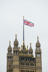 Fototapeta na wymiar Union Jack weht auf Houses of Parliament