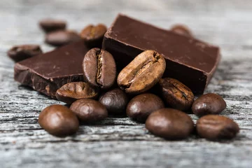 Crédence de cuisine en verre imprimé Chocolat close up of coffee beans and  chocolate on gray background