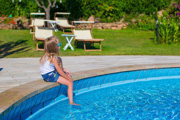 Naklejka premium Adorable happy little girl in the swimming pool
