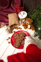 Santa Claus nimmt Milch und Kekse