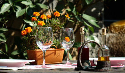 Table préparée d'une terrasse de restaurant 