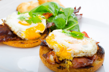 Eggs benedict with bacon and spinach