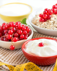 Cereals with red currants and yogurt