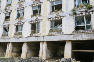 Fototapeta na wymiar earthquake house after May 12,2008 at beichuan,mianyang,china