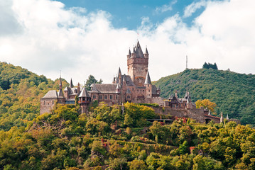 Die gotische Reichsburg Cochem thront über der Mosel