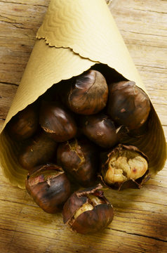 Cast&aacute;in r&oacute;sta Caldarroste Roasted chestnuts Ger&ouml;steten kastanien