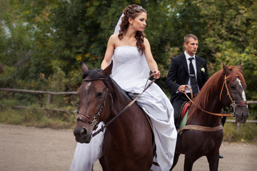 wedding couple on horses