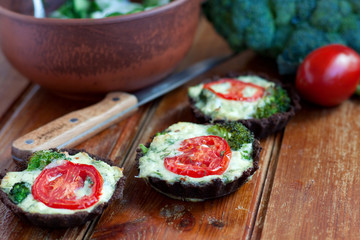 Individual rye quiche with broccoli and tomato