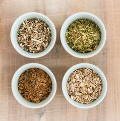 assortiment de plantes en morceaux bardane saponaire quinquinna