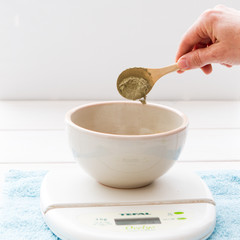 préparation d'un masque aux plantes