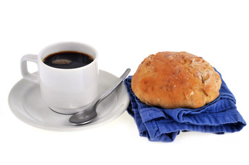 tasse de café et petit pain brioché