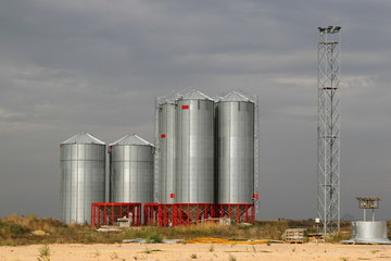 Obraz premium silver silos