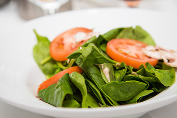 Spinach Salad with Sliced Tomatoes