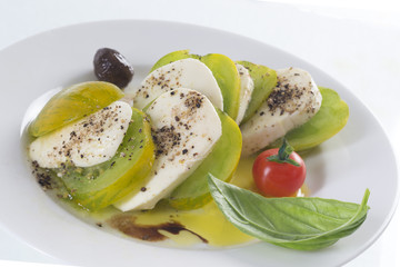 Mozzarella, tomates vertes et basilic frais