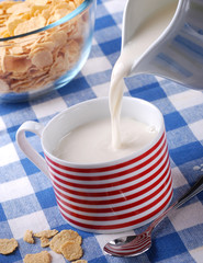 versare il latte nella tazza