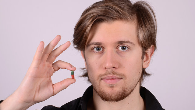 junger mann mit pille