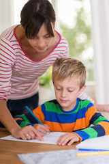 mutter hilft ihrem sohn bei den hausaufgaben