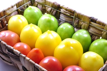 Tomatengemüse in den Farben rot gelb grün