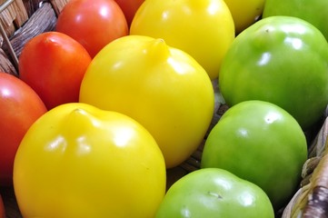 Tomatengemüse in den Farben rot gelb grün