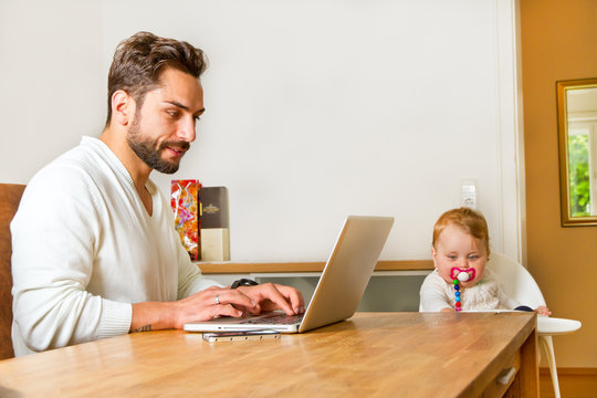 Vater arbeitet am Computer