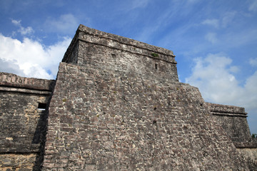 Fototapeta na wymiar Ancient Mayan stone temple of Tulum
