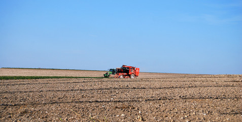 Fototapeta premium Tracteur et moissonneuse batteuse