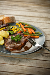 assiette de steak de boeuf et légumes