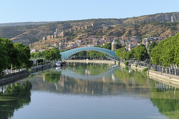 Fototapeta na wymiar Pedestrian Bridge of Peace in Tbilisi, Georgia